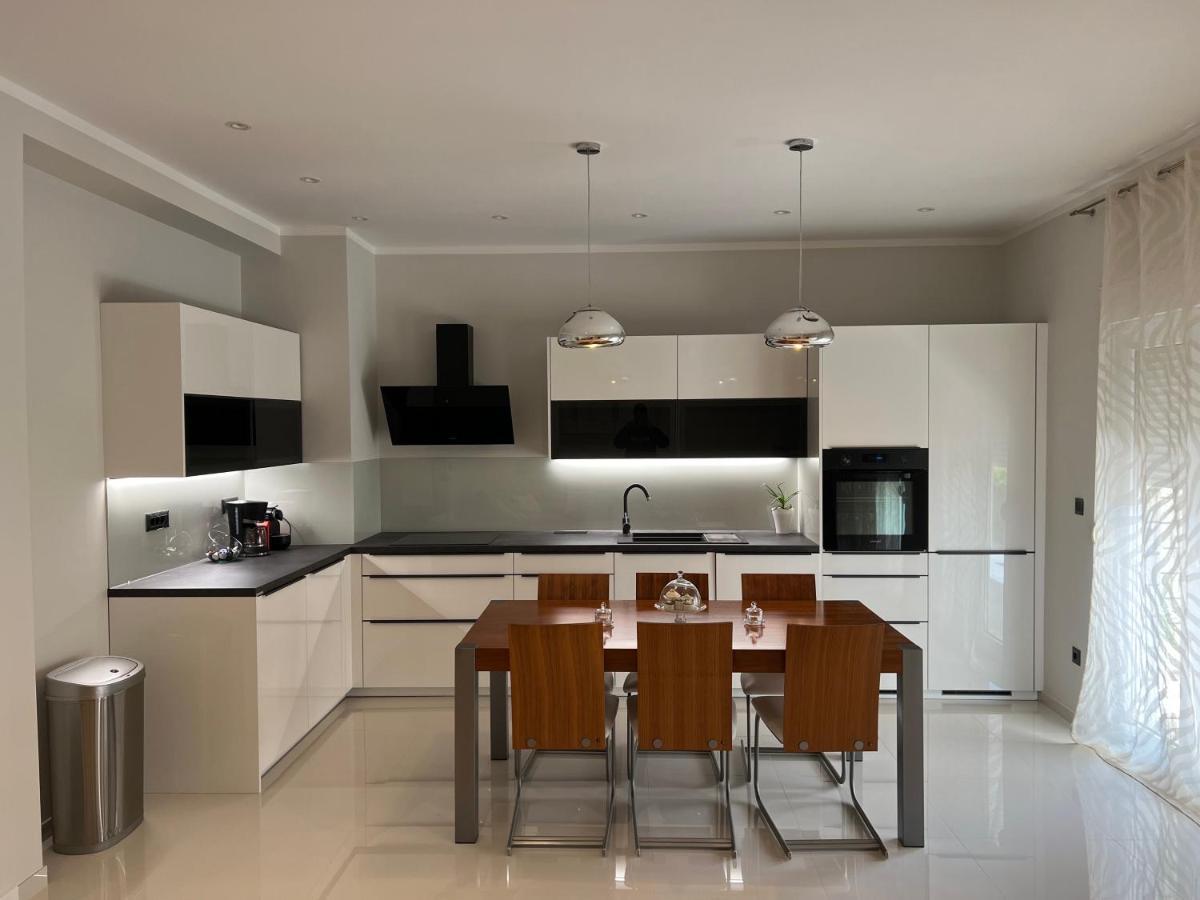 Two Palms Apartment Duce Ngoại thất bức ảnh